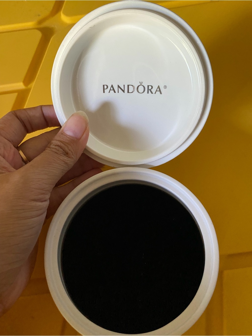 Pandora round box